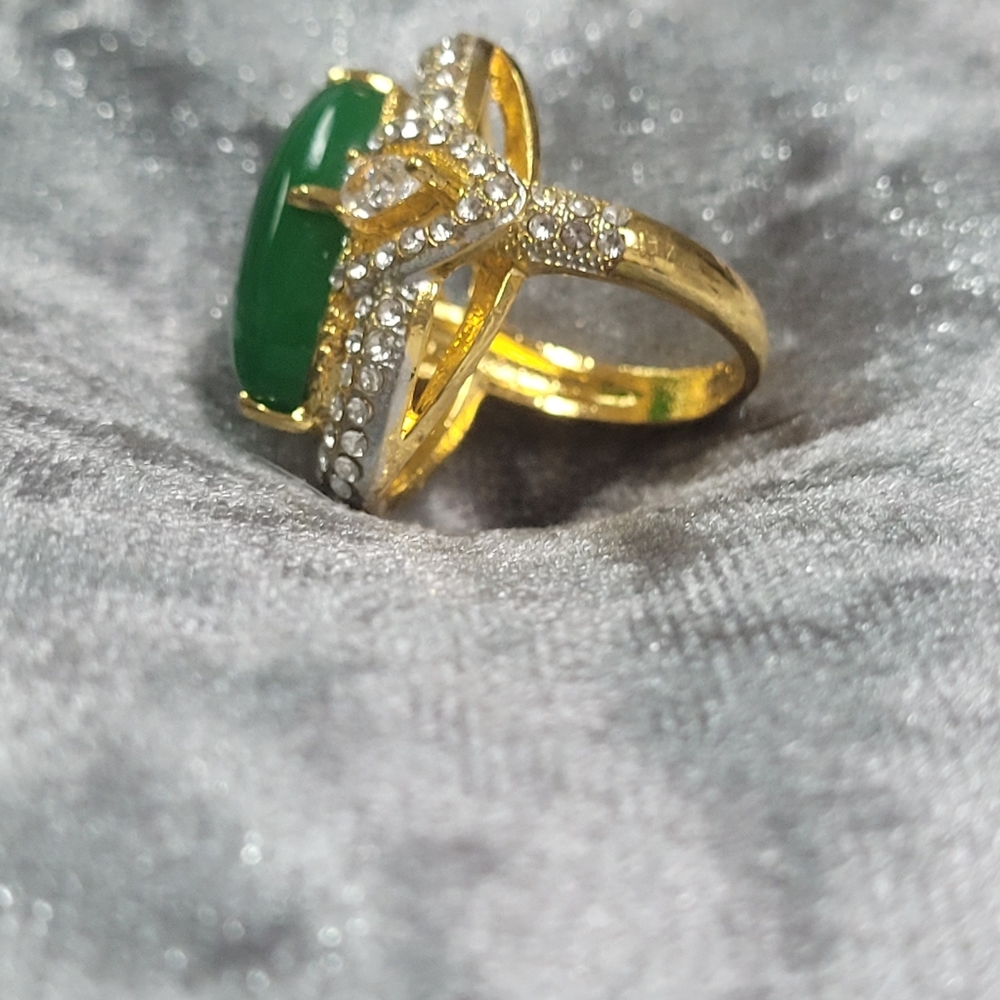 Ladies Oval Inlaid Hollow Green Ring - Picture 7 of 8